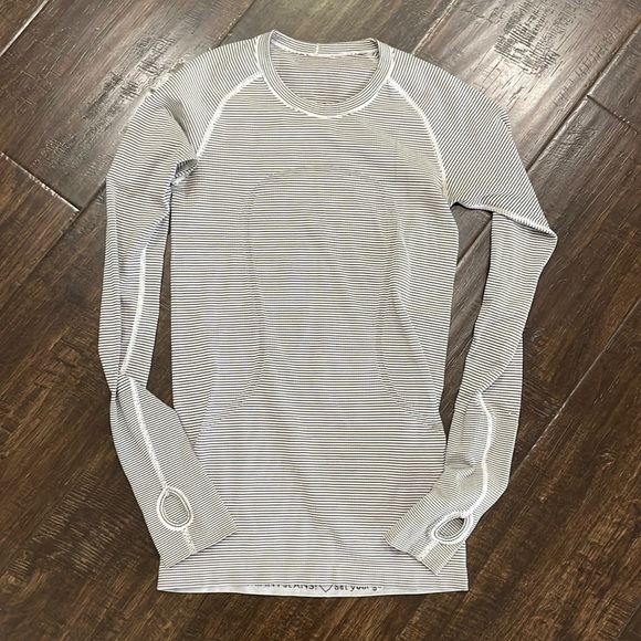 lululemon athletica Tops - Lululemon long sleeve workout shirt size 4